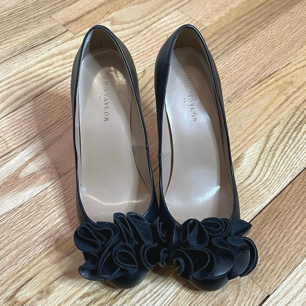 Ann Taylor black faux leather heels ribbon ruffle size 6